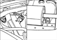2. Снимите резиновые подвески и снимите главный глушитель с автомобиля.