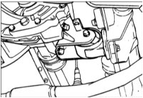 11. Снимите заднюю опору двигателя с нижней рамы.