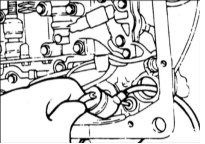10. Установите корпус клапана в картер и вставьте разъем электромагнитного клапана