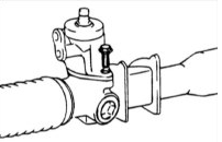 15. Установите узел корпуса клапана с уплотнительным кольцом в картер рулевой