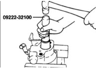 4. Специальным инструментом 09222–32100 установите масляное уплотнение в корпус