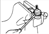 2. Лезвием отвертки снимите защитный чехол шарового шарнира наконечника рулевой