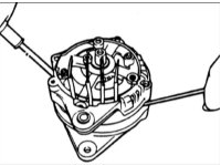 6. Вставьте лезвие двух плоских отверток между передней крышкой и магнитопроводом