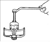 2. Втулка может быть удалена при помощи съемника, как показано на рисунке.