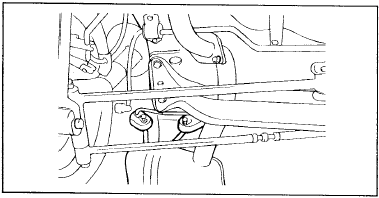 1. Отсоедините центральную трубу системы выпуска (с передним глушителем) от приемной