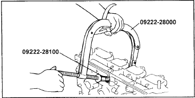 4. С помощью специального инструмента (приспособление для сжатия клапанных пружин
