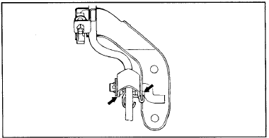 1. При установке возвратной пружины на ось рычага педали акселератора нанесите