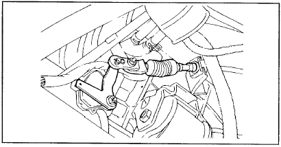 2. Ослабьте контргайку крепления троса управления АКПП к рычагу ручного управления