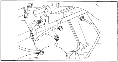 7. Отверните болт крепления коробки передач к двигателю, расположенный на верхней