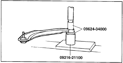 4. Установите новую втулку на нижний рычаг с помощью специального инструмента