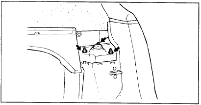 2. Отверните три гайки крепления демпфирующей опоры задней стойки (верхние).