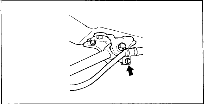 1. Отсоедините трос стояночного тормоза от кронштейна продольного рычага задней