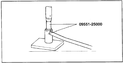 1. Установите специальный инструмент (09551-25000) на продольный рычаг подвески.
