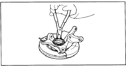 2. Снимите стопорное кольцо подшипника ступицы.
