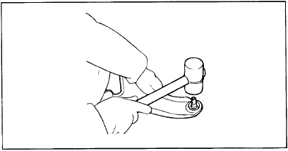 3. С помощью пластикового молотка выбейте шаровую опору из нижнего рычага.