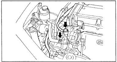 1. Снимите бачок гидросистемы усилителя рулевого управления с его кронштейна.
