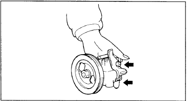 1. Снимите соединительный фланец впускного шланга и кольцевую прокладку с насоса