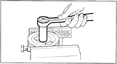 8. Зажмите шкив привода насоса в тисках, отверните гайку крепления и снимите