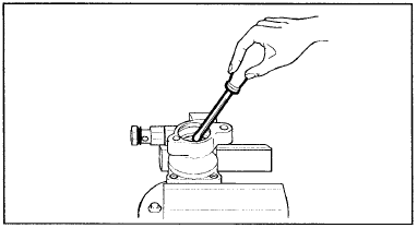 12. С помощью отвертки извлеките сальник из корпуса насоса гидроусилителя.