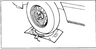 1. Установите передние колеса на стенд для измерения радиуса поворота и измерьте