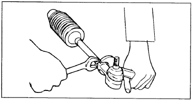 1. Снимите наконечник рулевой тяги с рулевой тяги.